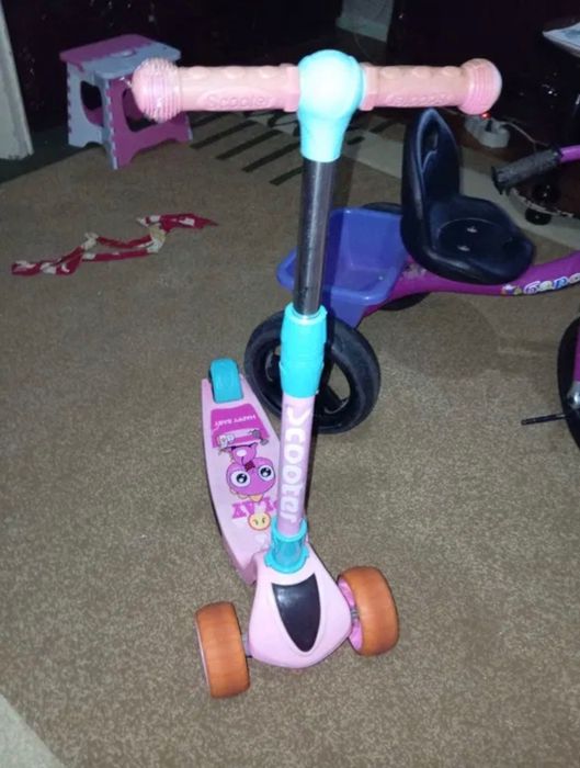 Самокат для девочки в хорошем состоянии