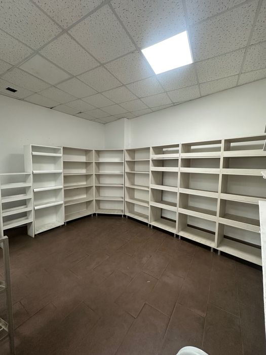 Rafturi magazin alimentar și tejghea în stare impecabilă din pal