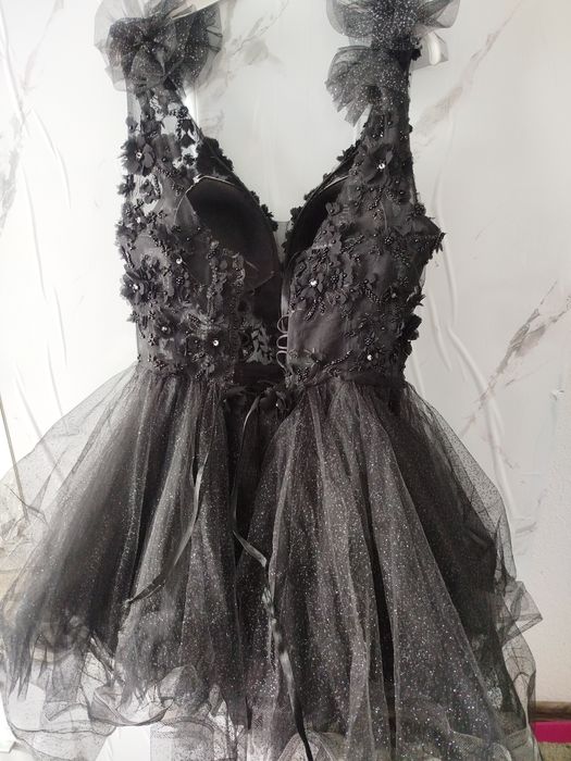 Елегантна черна рокля – размер L/XL
Бутикова рокля