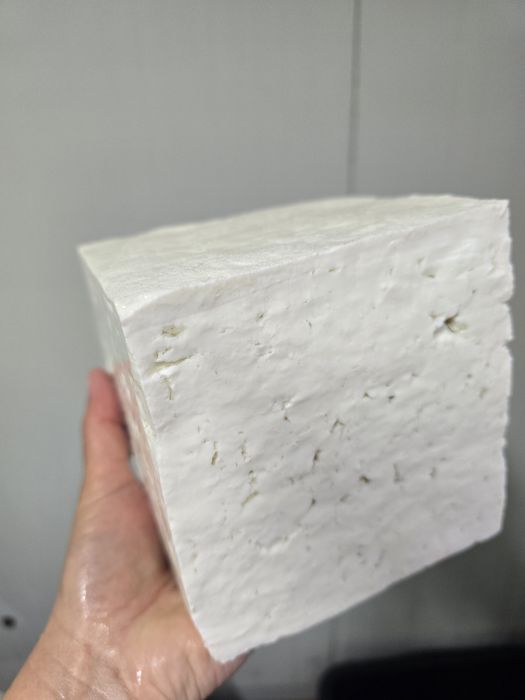 Vând brânza proaspătă de oaie