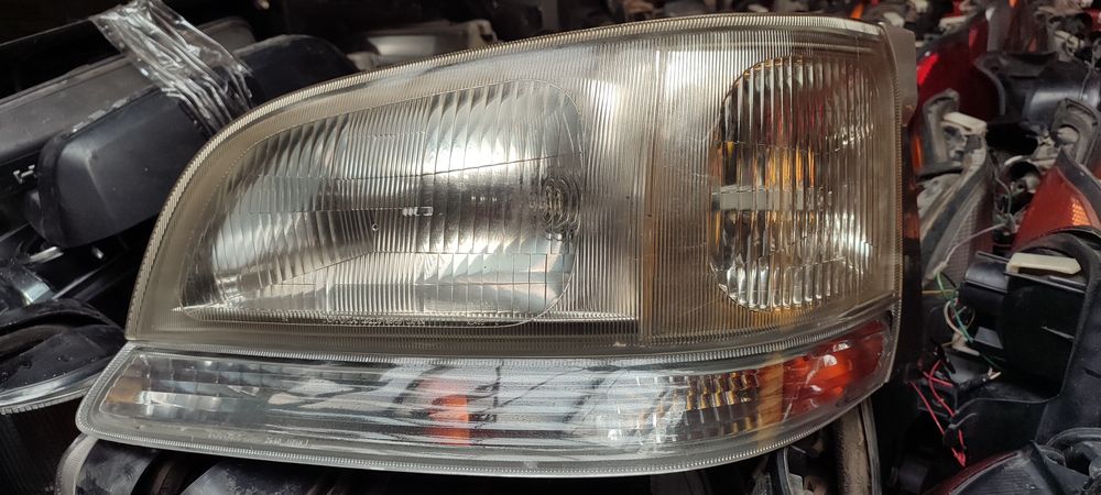 Фара передняя Toyota Hiace