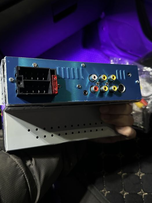 Продам автомагнитолу . 7 дюмов