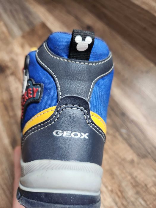 Светещи ботуши Geox