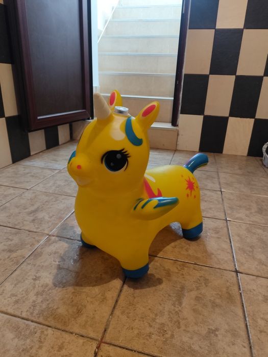 Unicorn gonflabil de sărit cu sunete