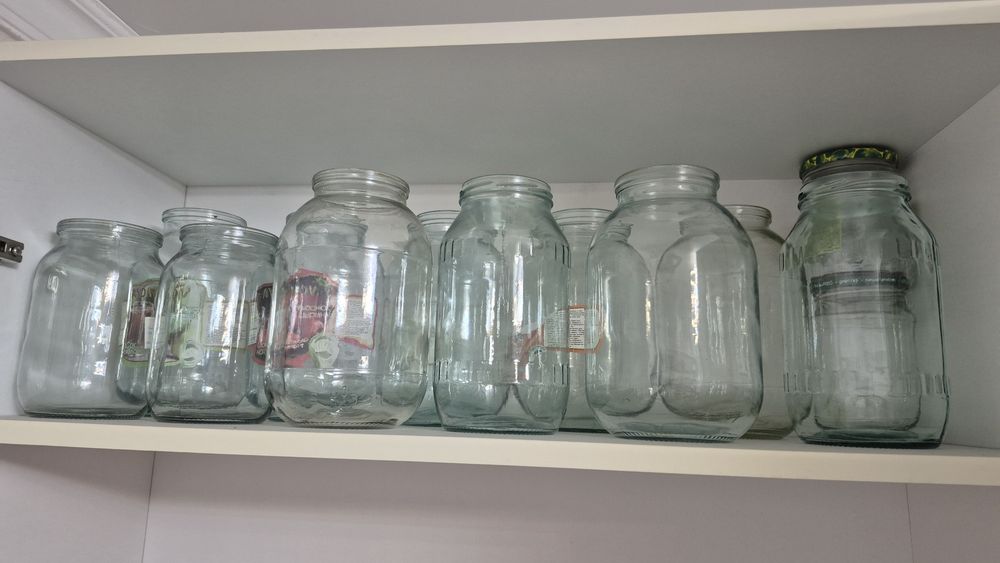 Банки разных размеров и форм.