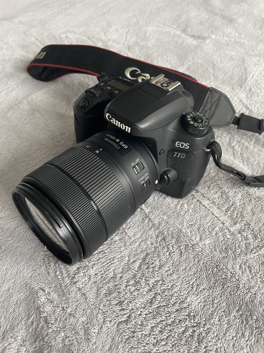 Canon EOS 77D + Obiectiv 18-135mm Nano USM + 2 filtre Hoya + accesorii
