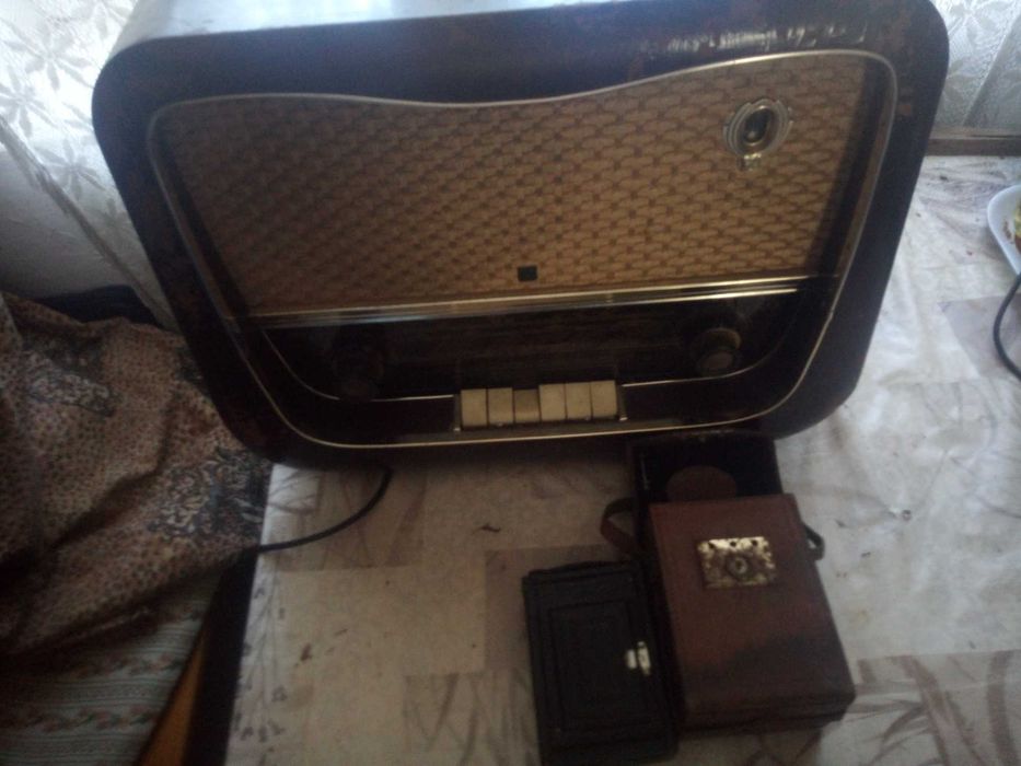 Radio rar vechi și aparat foto vechi