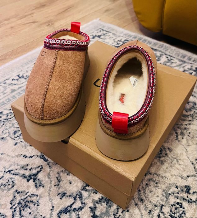 UGG, Saboti din piele intoarsa cu model uni Tazz, Visiniu, Caramel, Be