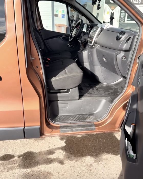 Opel Vivaro 8+1 modelul lung