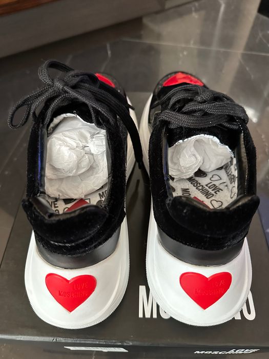 Сникърси Love Moschino