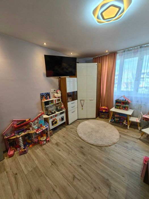 Продавам тристаен апартамент в гр. Перник кв. Изток