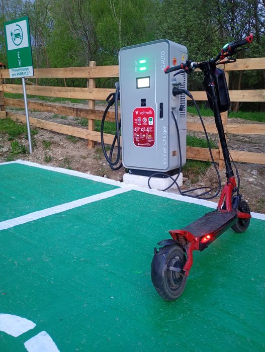 Vând două trotinete una pe benzină și una electrică