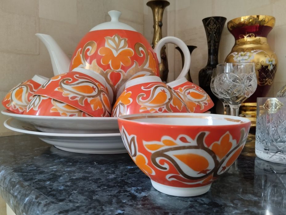 Красочный сервиз в национальном стиле,