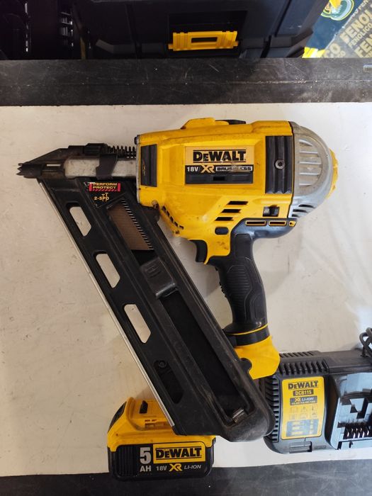 Акумулаторен такер за пирони Девалт комплект DeWALT DCN692 18V