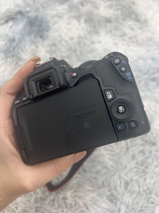 Фотокамера Canon 250D
