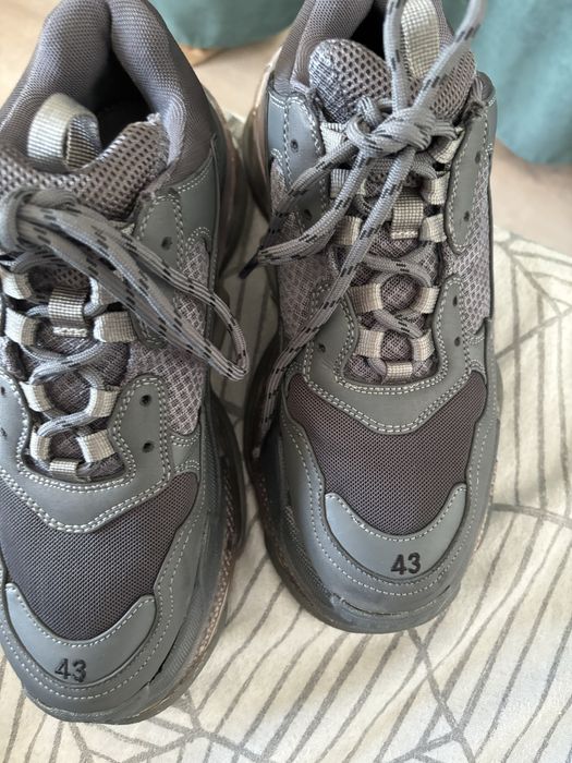 Balenciaga triple S grey
