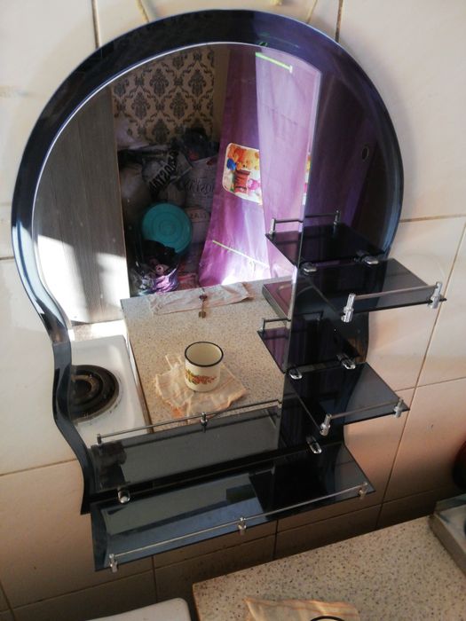 Зеркало для ванной с полками.