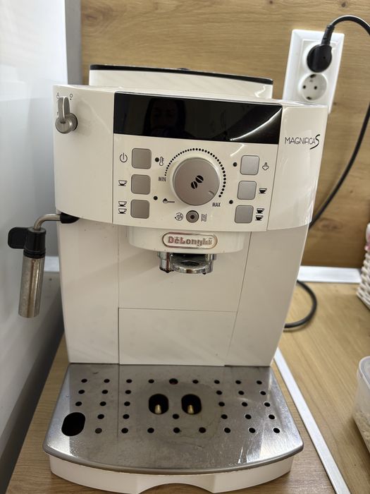 Кафеавтомат De’Longhi Magnifica S,Ръчна система за разпенване, вградена мелачка , 15 бара, Бяла