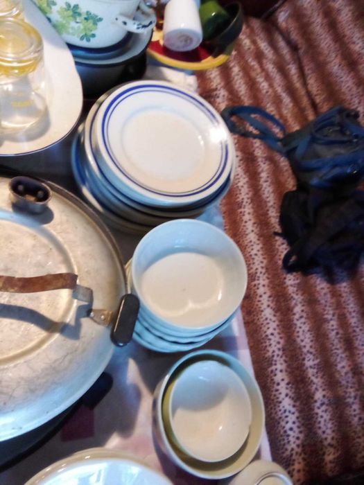 Продавам чаши,чинии и друга кухненска посуда