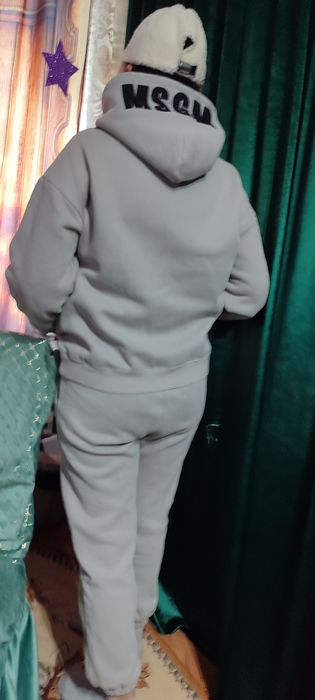 Спортивный женский костюм очень теплый