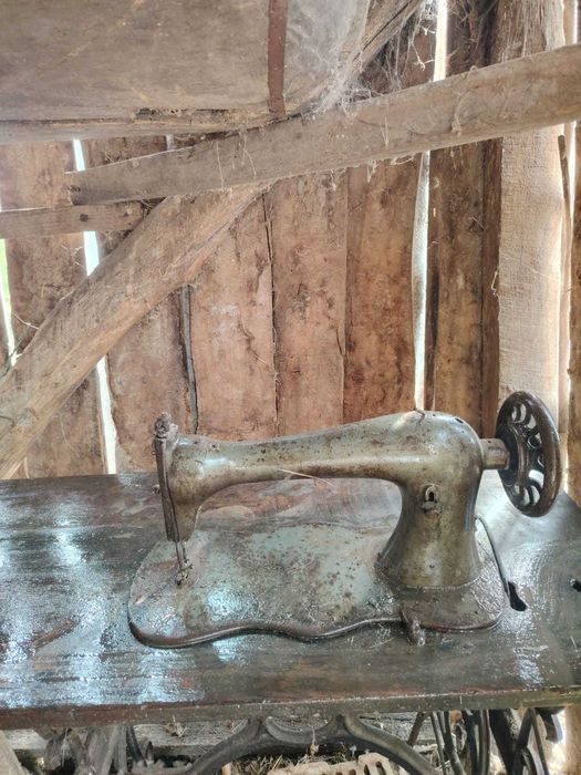 Mașină de cusut veche