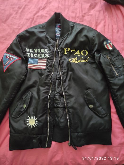 Яке Levi's, яке бомбър, черен суйчър и яке H&M, размер М