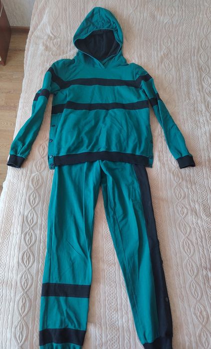 Продам спортивный костюм