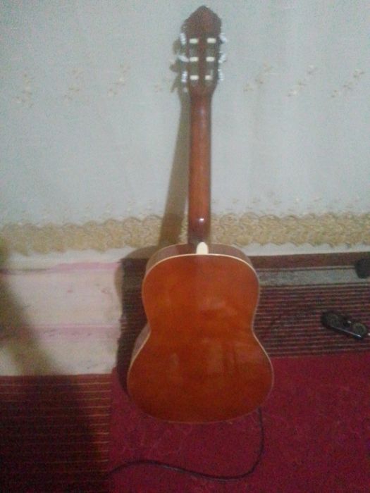Gitara 2ta simi bor 100ming soʻmga sim qoʻyib beradi