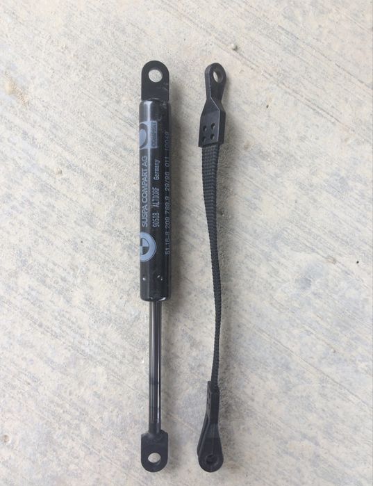 Амортизатор бардачка на БМВ Е34