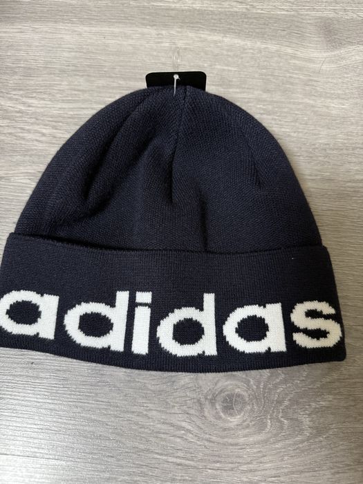 Продаются шапки «Adidas», «Burberry”