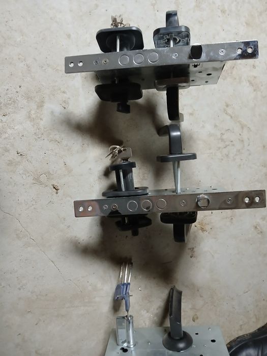 Замок.   Комлекте сатылады