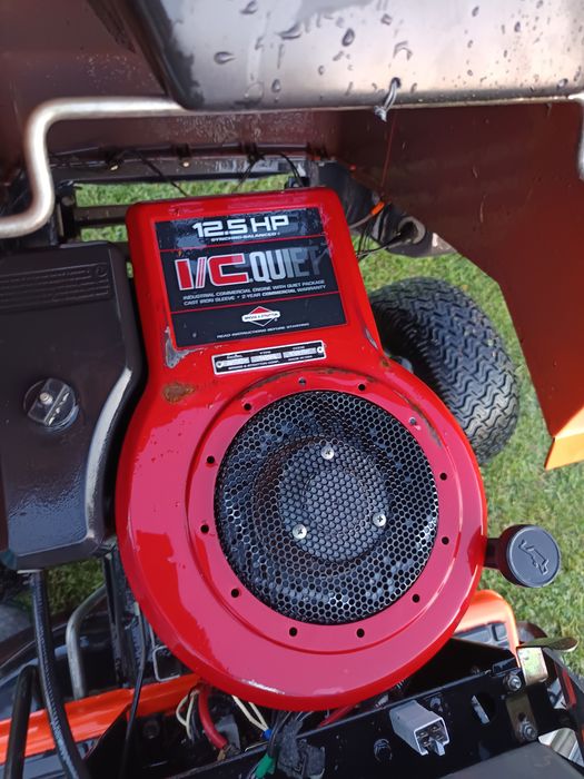 Tractoras tuns iarba