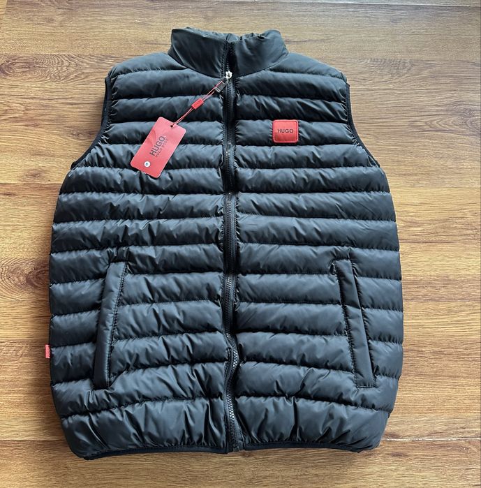 Мъжки,черен елек Hugo BOSS с червено бродирано лого и ципове на джобовете