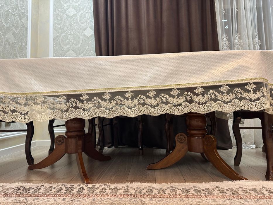 Деревянный стол и стулья в комплекте