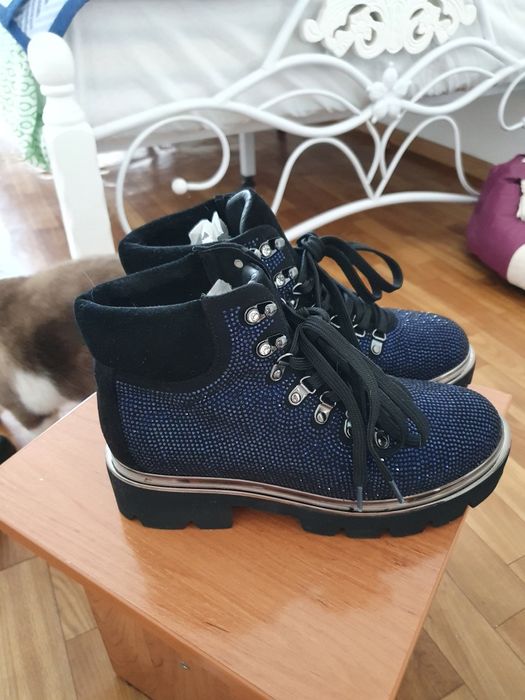 Шикарные ботинки со стразами раз. 38.