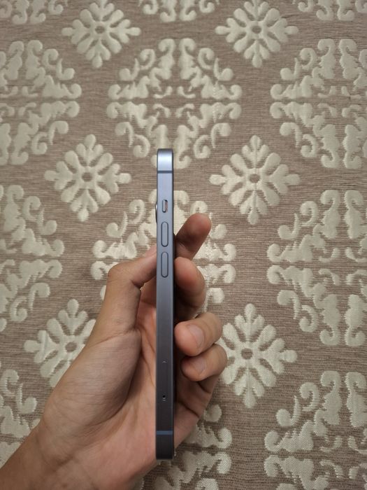 IPhone 14 синий.