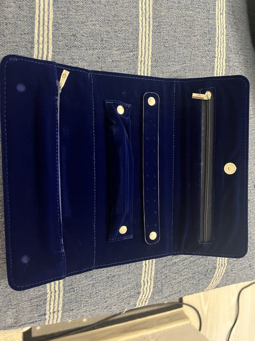 Etui din imitatie de catifea albastra pentru bijuterii