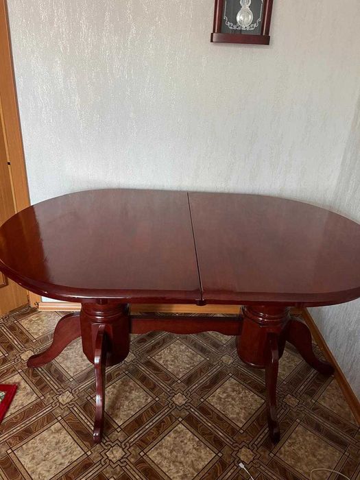 Продам стол в гостиную