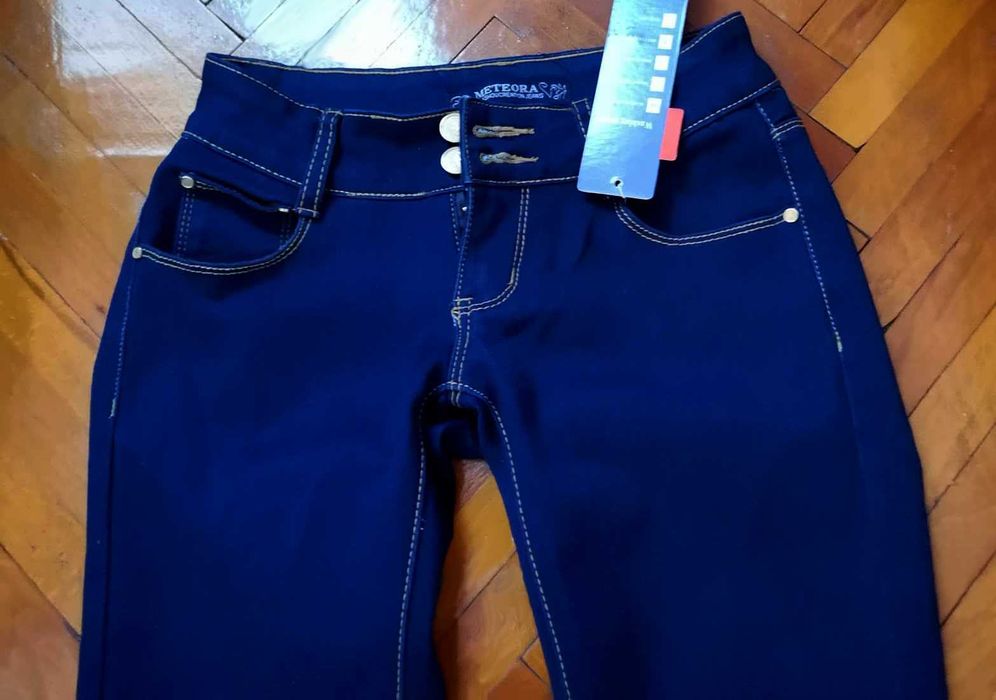 Ново! Тъмно сини дънки със златен кант