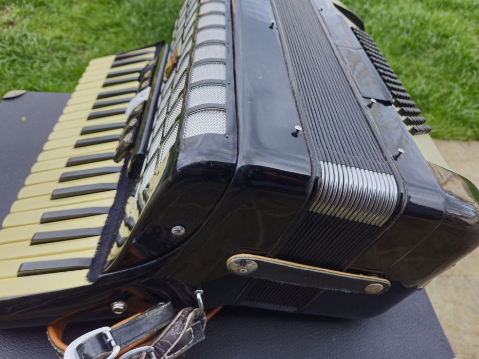 Acordeon  Parrot   cu  96 de basi. negru