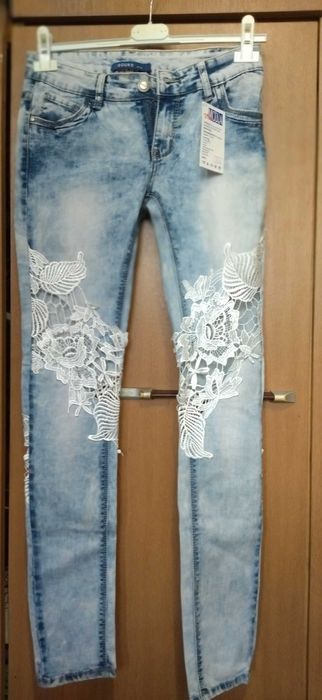 Модерни тесни дамски дънки