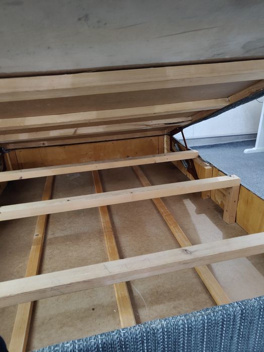 Кровать для спальной комнаты