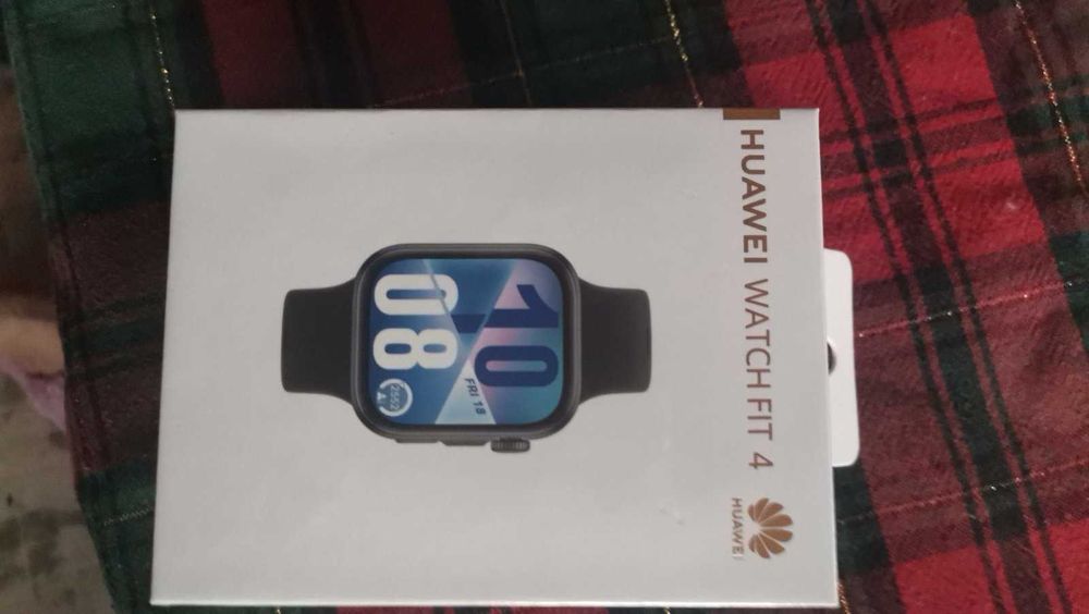 ЧИСТО НОВ смарт часовник HUAWEI WATCH FIT 4
