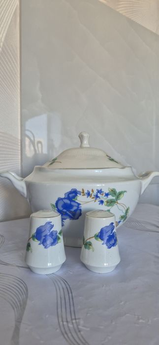 Фарфоровая кастрюля и салонки