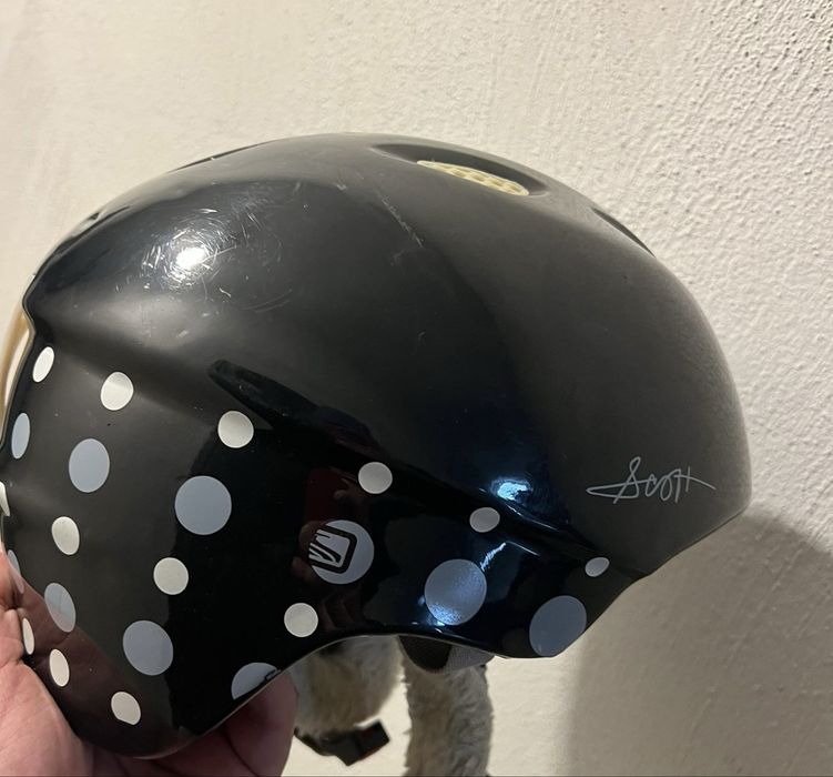 Продавам използване каски и ски обувки. Розовата е за дете за моторче