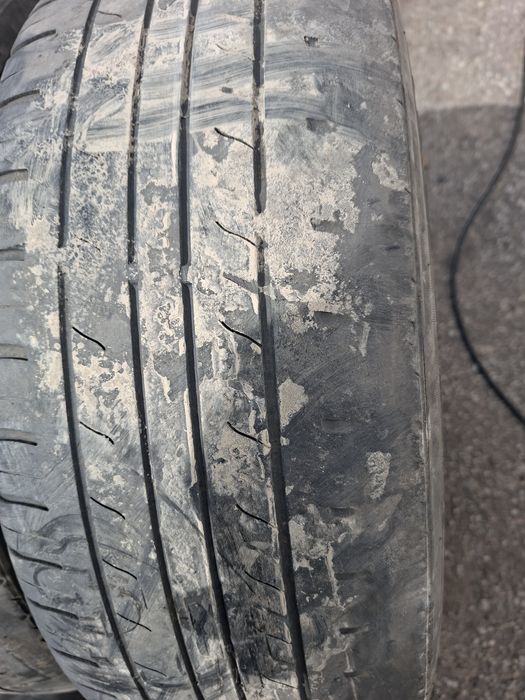 Продам шины 5000 за два