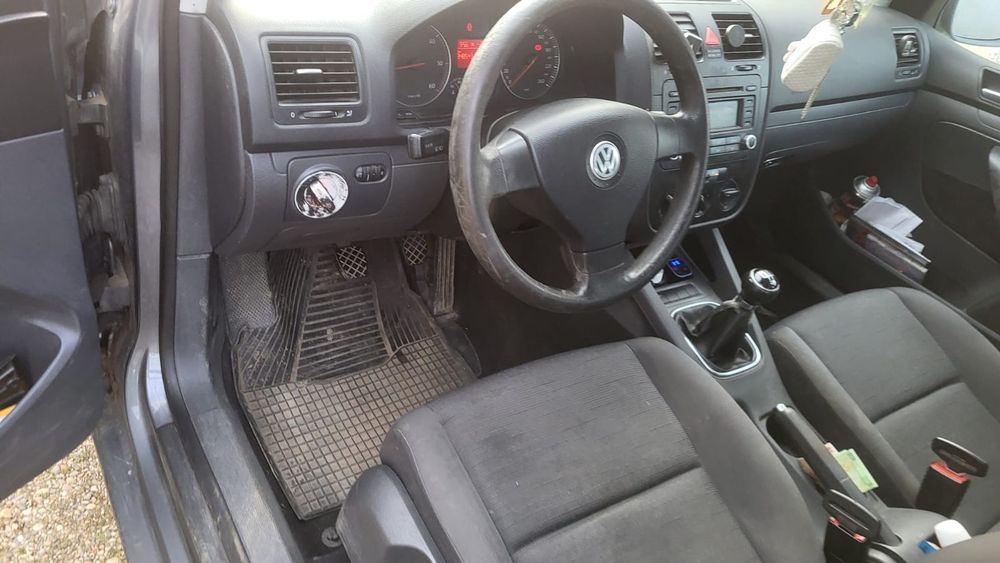 Vand Golf 5 motor 1.9 dizel preț 2.000€ negociabil