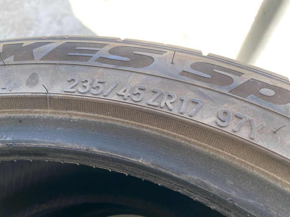 Продам 2 шины 235/45 ZR17
