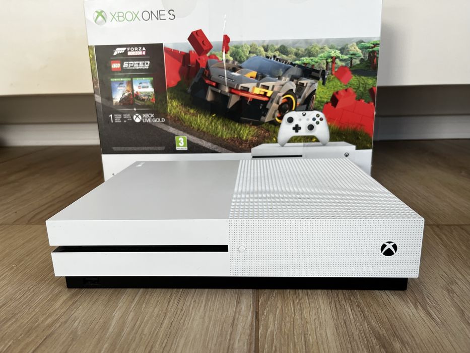 Xbox One S 1TB + 2 контролера + 5 игри + зарядна станция + кутия
