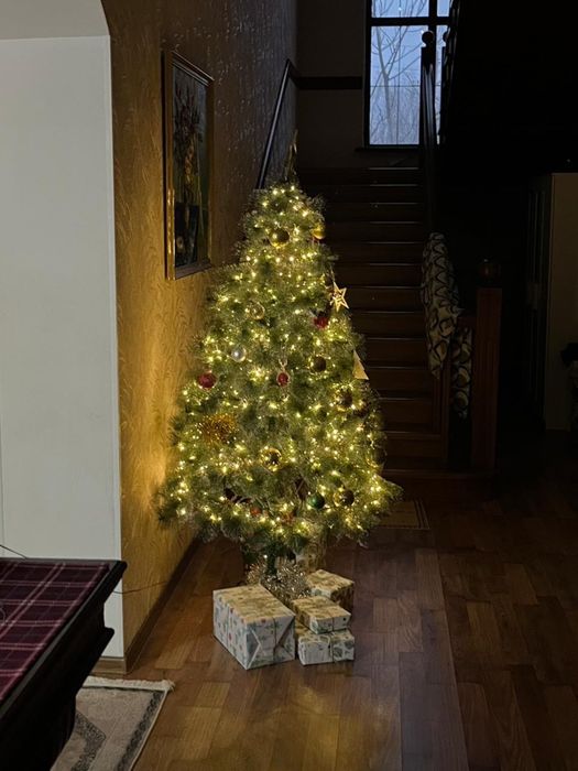 Новогодняя ёлка, гирлянды и игрушки в подарок